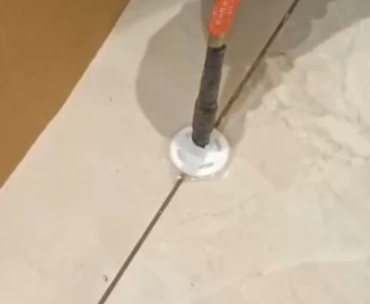 邕宁瓷砖空鼓维修公司专业解答瓷砖在铺贴过程中，如果没有涂抹均匀到位的粘结材料（如水泥砂浆或瓷砖胶），可能会导致以下问题